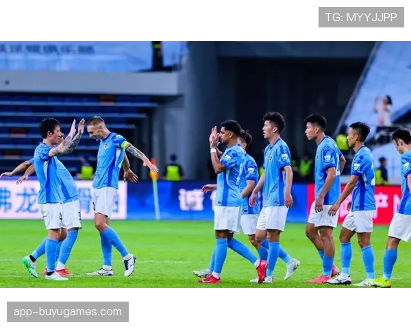 【2026年4月中超联赛·赛中·特写聚焦：暴雨中坚守，深圳新鹏城球迷高唱队歌助威